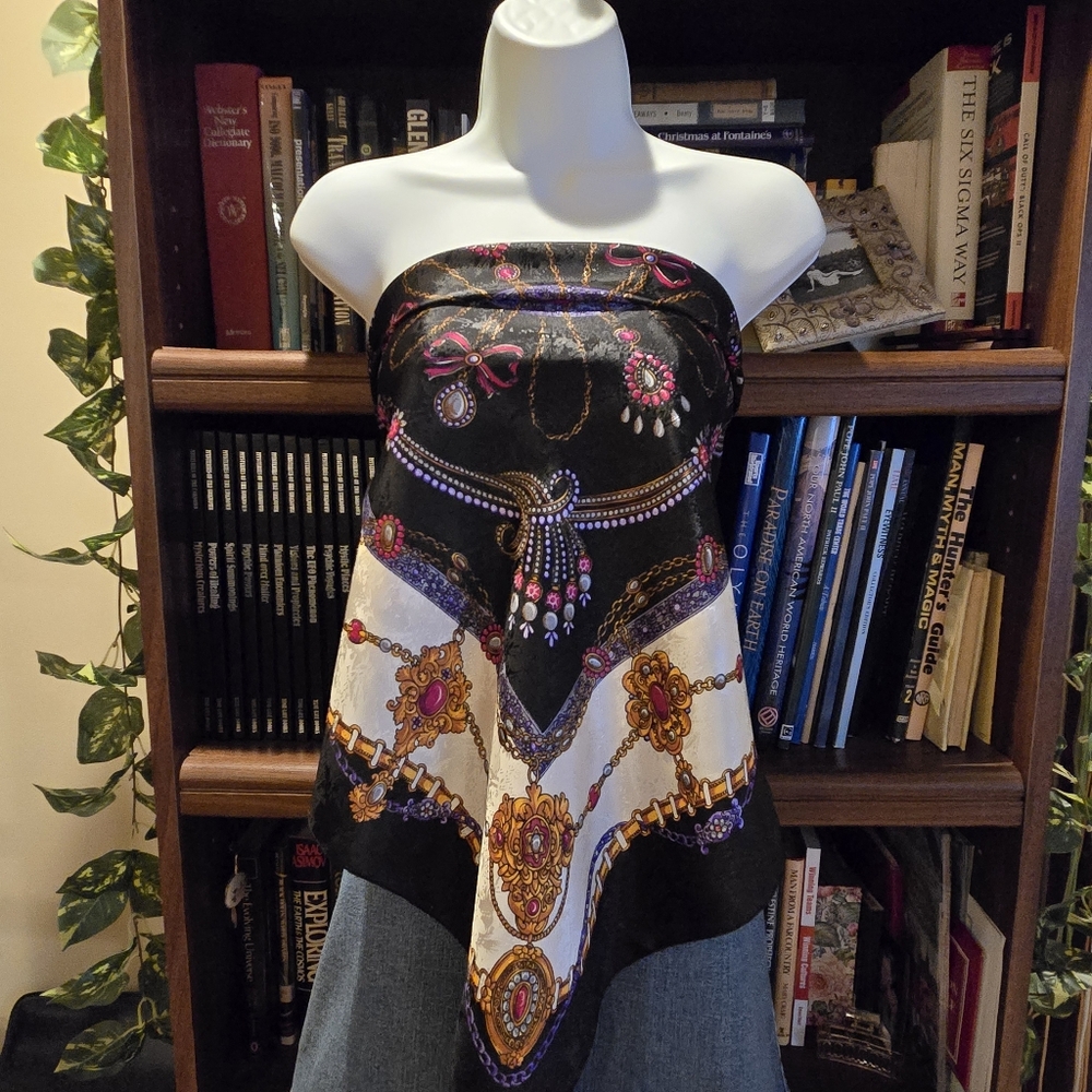 💎 Vintage 35" x 33.5" Scarf – Rope & Chain Print with Luxe Sheen